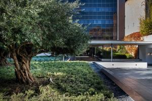 A garden outside AC Hotel Atocha by Marriott
