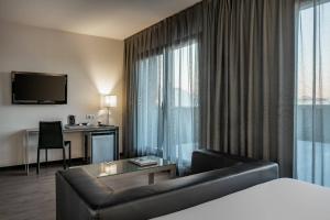 A television and/or entertainment centre at AC Hotel Atocha by Marriott