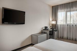 A television and/or entertainment centre at AC Hotel Atocha by Marriott