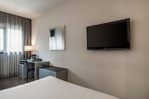 A television and/or entertainment centre at AC Hotel Atocha by Marriott