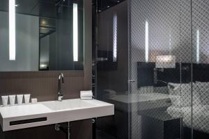 A bathroom at AC Hotel Atocha by Marriott