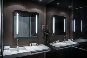 A bathroom at AC Hotel Atocha by Marriott