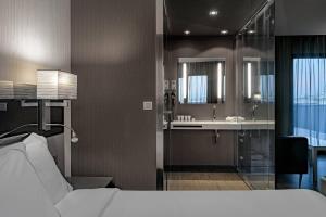 A kitchen or kitchenette at AC Hotel Atocha by Marriott
