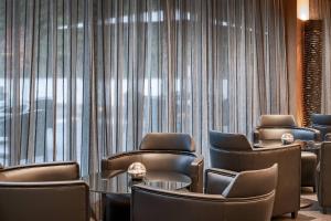 A seating area at AC Hotel Atocha by Marriott