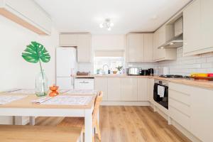 Kuchyň nebo kuchyňský kout v ubytování Beautiful 3 Bedrooms-2 Bathrooms 8 Minutes Walk from Hanwell Station, Sleeps 7