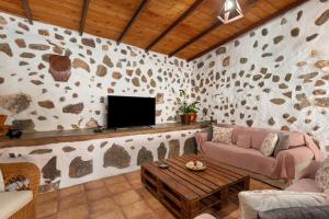 Una televisión o centro de entretenimiento en Casa Las Toscas