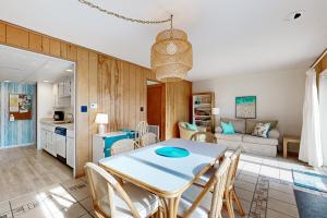 ベサニービーチにあるHidden Harbour -- 306 Ocean View Parkwayのテーブルと椅子のあるキッチンとリビングルーム
