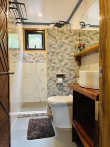 Vannituba majutusasutuses White Beach Front and Cottages +37 fotot