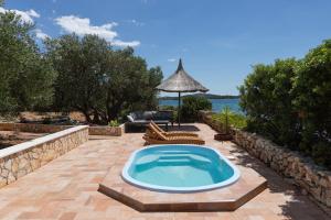 Bazén v ubytovaní Isolated apartments with a swimming pool Cove Modrave, Sibenik - 20191 alebo v jeho blízkosti
