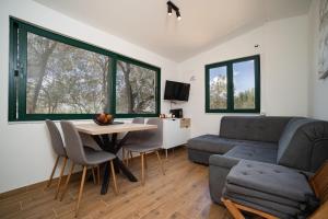 Televízia a/alebo spoločenská miestnosť v ubytovaní Isolated apartments with a swimming pool Cove Modrave, Sibenik - 20191