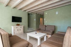 Telewizja i/lub zestaw kina domowego w obiekcie 8-bedroom Villa Bianca with Sea View and Pool Table
