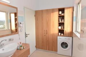 Ένα μπάνιο στο Christianna Apartments by PosarelliVillas