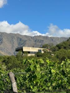 a house on a hill with mountains in the background at Escapada romántica en El Leon in San Javier