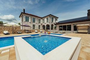 Πισίνα στο ή κοντά στο Luxury villa La Perla with heated pool