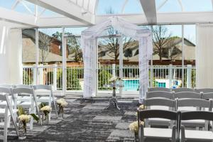 Πισίνα στο ή κοντά στο Renaissance Waterford Oklahoma City Hotel