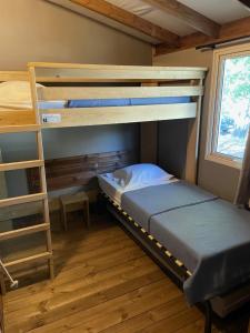 Postel nebo postele na pokoji v ubytování Camping de la Dune "Les Flots Bleus"