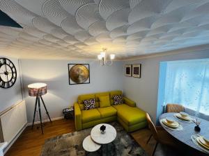 a living room with a couch and a table at Chic 2BR escape near Luton Airport&Train Stn, Whipsnade zoo, Contractors in Luton