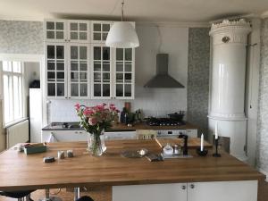 Η κουζίνα ή μικρή κουζίνα στο Sekelskiftesvillan