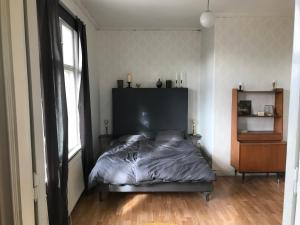 Ένα ή περισσότερα κρεβάτια σε δωμάτιο στο Sekelskiftesvillan