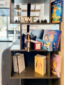 a shelf filled with books on a table at Gloriosa Chalet in Voronet