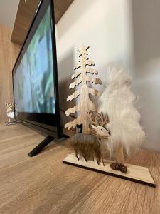 TV a/nebo společenská místnost v ubytování Apartman KVINS