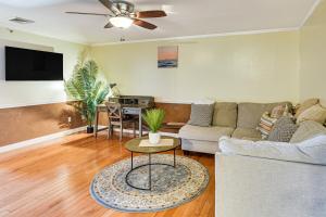 Gallery image of Walk to Waterfront Cozy Fall River Condo in Fall River