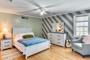 una camera da letto con un letto e una sedia di Walk to Waterfront Cozy Fall River Condo a Fall River