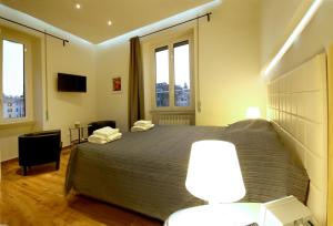 ローマにあるパッセンジャー バチカン ルレのベッドルーム1室(大型ベッド1台、窓2つ付)