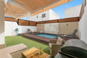 ein Wohnzimmer mit einem Pool in einem Haus in der Unterkunft Villa Berkana De Lujo Con Piscina in Playa Honda