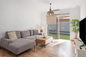 ein Wohnzimmer mit Sofa und Tisch in der Unterkunft Villa Berkana De Lujo Con Piscina in Playa Honda