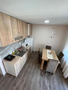 Kuchyň nebo kuchyňský kout v ubytování Apartman KVINS