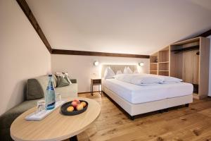 Pokój hotelowy z łóżkiem i stołem z misą owoców w obiekcie Alpen Villa Rieder w mieście Filzmoos