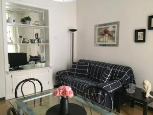 sala de estar con sofá y mesa en Temporary House Oberdan en Bolonia