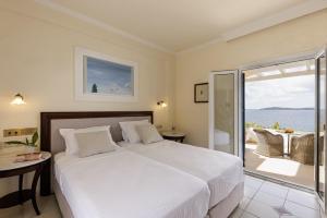 Postel nebo postele na pokoji v ubytování Aneroussa Beach Hotel