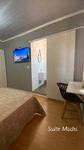 TV a/nebo společenská místnost v ubytování Suíte Madri Aconchegante e Charmosa