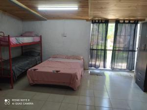 1 Schlafzimmer mit 2 Etagenbetten und Fenstern in der Unterkunft Habitación con baño para 4 personas para los dias 21 y 22 in Corrientes + 43 Fotos