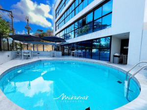 Bazén v ubytování Ambassador Unidades Autônomas nebo v jeho okolí