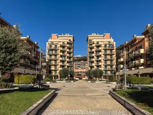 an empty street in a city with tall buildings at New Suite - Spiagge 900m - Hiper WiFi - Smart TV in Varazze