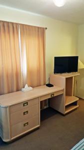 TV a/nebo společenská místnost v ubytování Badlands Motel