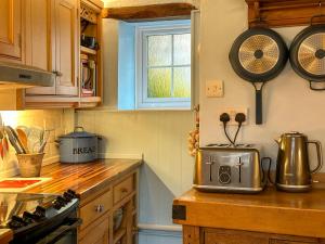 Dapur atau dapur kecil di Lamorna Cottage