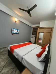 Una cama o camas en una habitación de Hotel Ramya Palace 2 fotos más