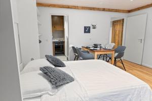 Ένα ή περισσότερα κρεβάτια σε δωμάτιο στο Elegant studio au coeur des Alpes