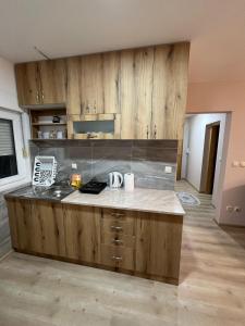 Кухня або міні-кухня у Apartman KVINS 1