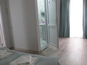 Et badeværelse på Guesthouse Bacha & Lia + 67 billeder