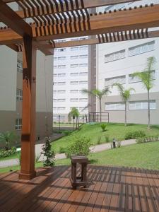 un patio avec un banc devant un bâtiment dans l'établissement Estúdio Santa Faustina -Condomínio da Fé, à Cachoeira Paulista
