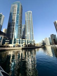 Nespecifikovaný výhled na destinaci Dubaj nebo výhled na město při pohledu z apartmánu
