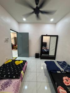 Ένα ή περισσότερα κρεβάτια σε δωμάτιο στο Wika Homestay