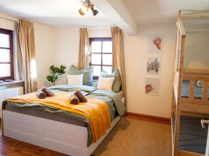 a bedroom with a bed with an orange blanket at Familienglück im Waldglück Pfalz in Gleisweiler