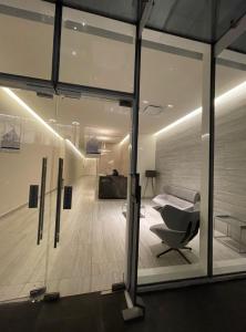 a living room with a couch and a chair at Apartamento Nuevo y Lujoso! in Mexico City