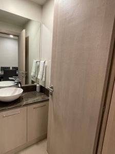 een badkamer met een wastafel en een spiegel bij Apartamento Nuevo y Lujoso! in Mexico-Stad